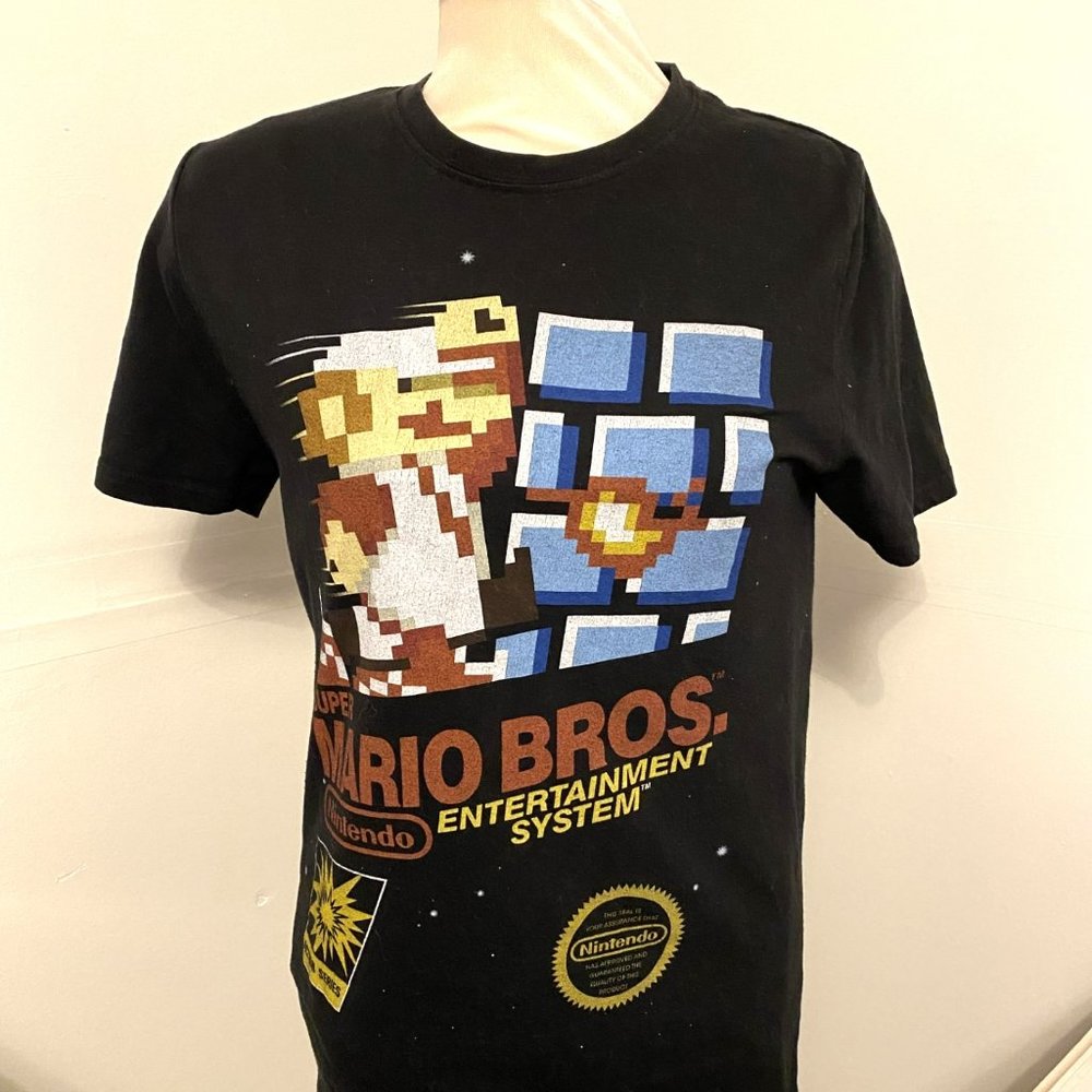 2016 Super Mario Bros. Nintendo T-Shirt Small